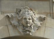 Hôtel de Vogüé, façade sur cour : fronton brisé ; mascarons ; marquise. Hôtel de Vogüé, façade sur cour : fronton brisé ; mascarons ; marquise.