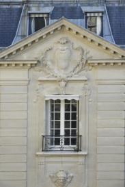 Hôtel de Vogüé, façade sur cour : fronton brisé ; mascarons ; marquise. Hôtel de Vogüé, façade sur cour : fronton brisé ; mascarons ; marquise.