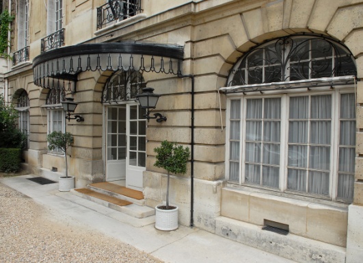 Hôtel de Vogüé, façade sur cour : fronton brisé ; mascarons ; marquise. Hôtel de Vogüé, façade sur cour : fronton brisé ; mascarons ; marquise.