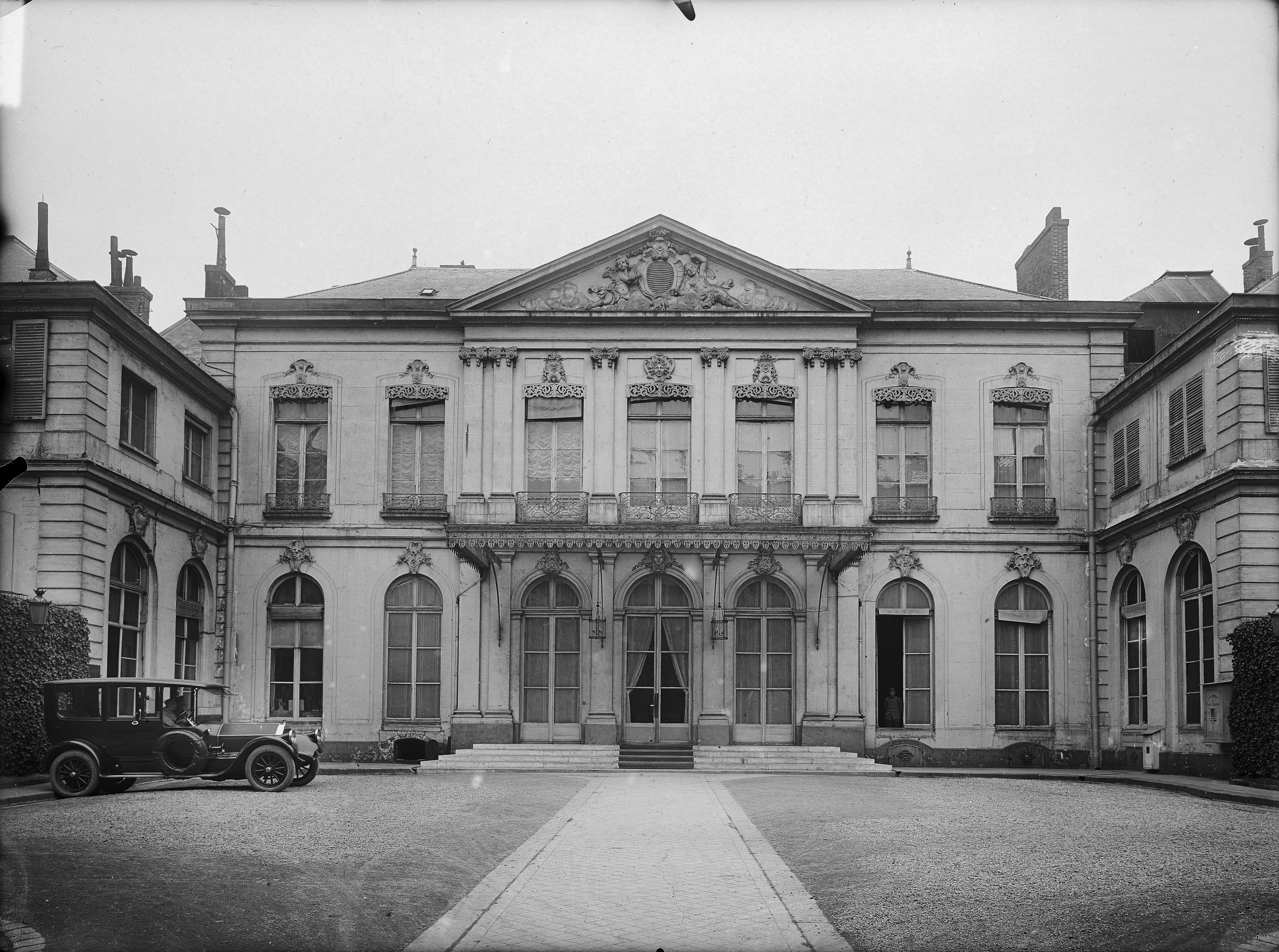 Ministère de la Guerre, 14 rue Saint-Dominique. Façade sur Cour. Paris (7e arr.). Plaque de verre, 18 x 24 cm, 1920. Ministère de la Guerre, 14 rue Saint-Dominique. Façade sur Cour. Paris (7e arr.). Plaque de verre, 18 x 24 cm, 1920.