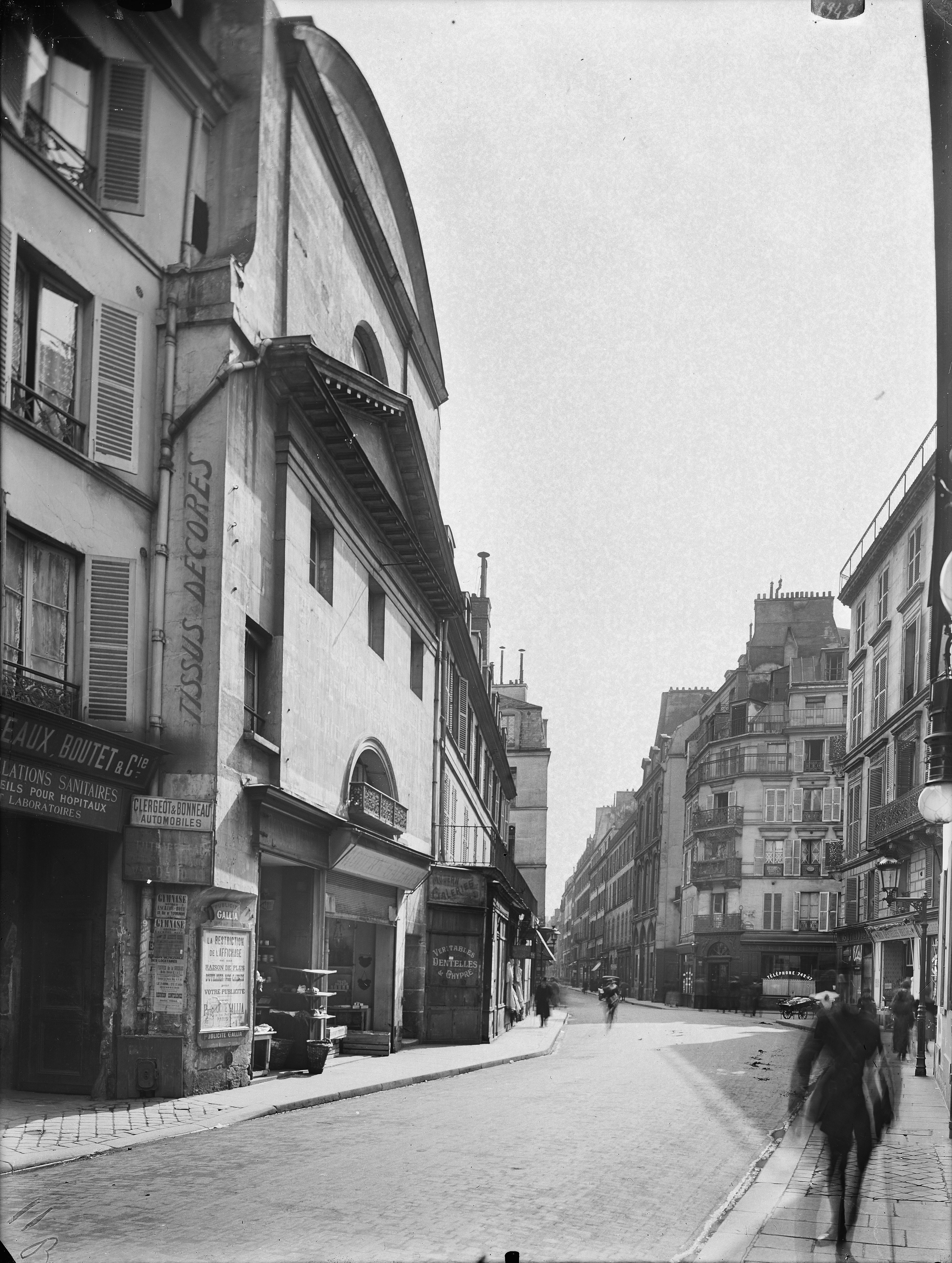 Ancien couvent des Récollettes, 85 rue du Bac.Ensemble pris du n°94. Paris (7e arr.).Plaque de verre, 18 x 24 cm, 1918.© Charles Lansiaux / DHAAP / Roger-Viollet