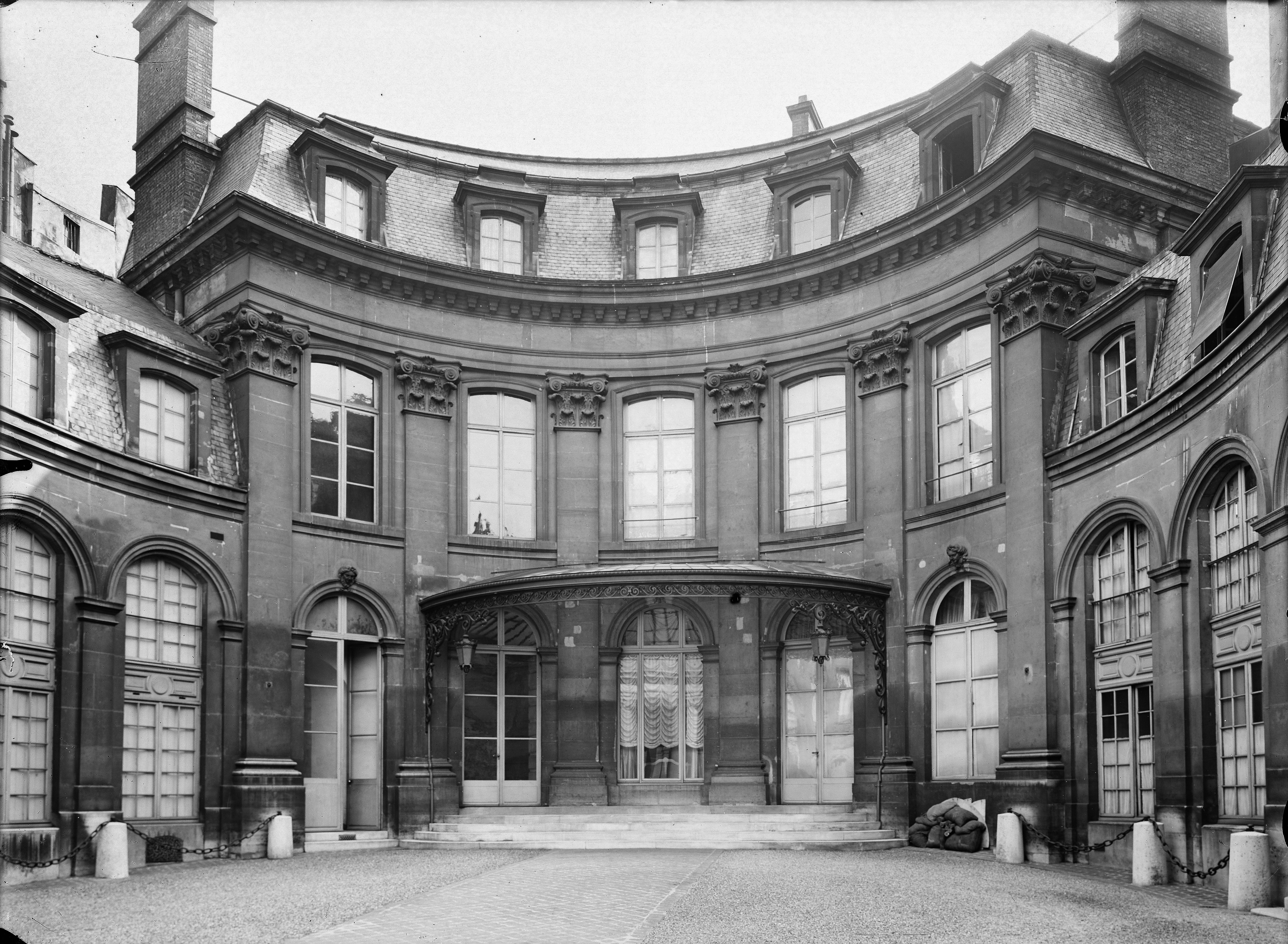 Hôtel Amelot de Gournay, 1 rue Saint-Dominique. Vue de la cour. Paris (7e arr.). Plaque de verre, 18 x 24 cm, 1918. Hôtel Amelot de Gournay, 1 rue Saint-Dominique. Vue de la cour. Paris (7e arr.). Plaque de verre, 18 x 24 cm, 1918.