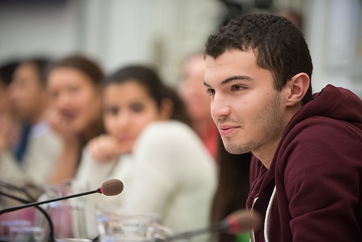 Les jeunes sont-ils sacrifiés par la protection sociale ?